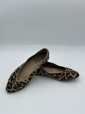 Leopard-Print Skechers Pointed Ballet Flats in Beige and Black 7.5